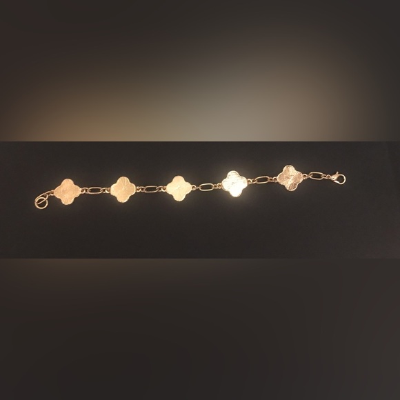 Clover Bracelet - Picture 2 of 2